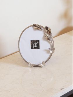 قاب عکس بیضی برنجی | مدل گل شیپوری