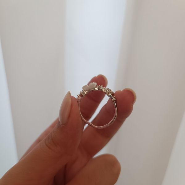 انگشتر گل دار ایراد دار (ایرادش تو دست مشخص نیست)