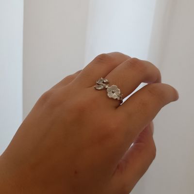 انگشتر گل دار ایراد دار (ایرادش تو دست مشخص نیست)