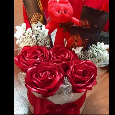 گیفت ولنتاین باکس گل و شکلات و خرس ولنتاین کوچک