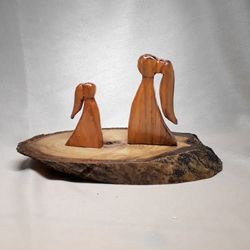 مجسمه ی چوبی مادر و دختر