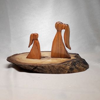 مجسمه ی چوبی مادر و دختر