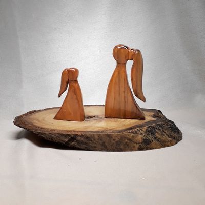 مجسمه ی چوبی مادر و دختر
