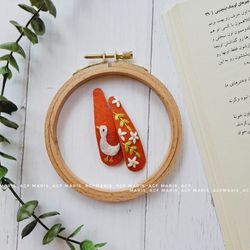 گیره اردک و گلهای بهاری