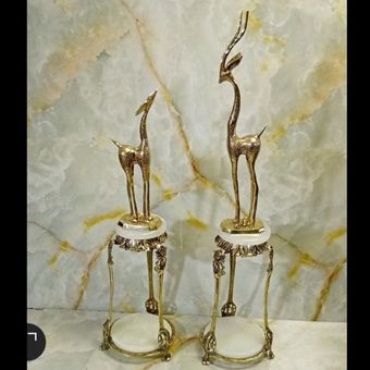 مجسمه برنزی غزال کنار سالنی جفتی با سنگ سفید