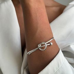 دستبند بنگل طرح گره زنانه