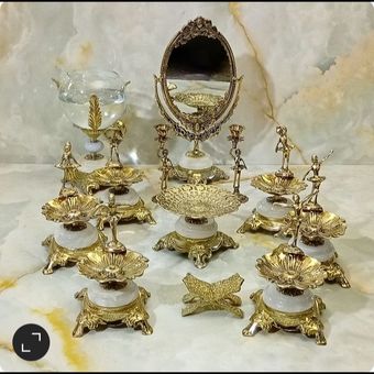 هفت سین برنزی مدل برگ گل بالرین پایه سنگ سفید با سرویس