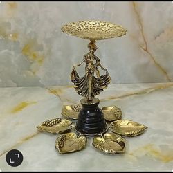 هفت سین برنزی مدل بانو دامن دار با پایه سنگ مشکی