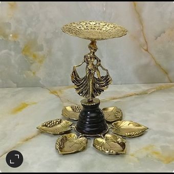هفت سین برنزی مدل بانو دامن دار با پایه سنگ مشکی