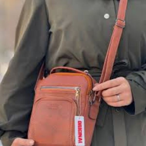 کیف دوشی Jeep مدل 5 زیپ سایز پاسپورتی، جادار و بادوام