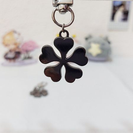 آویز شبدر سیاه