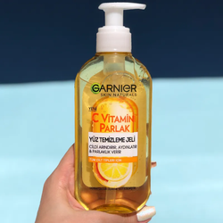 ژل شستشوی صورت ویتامین سی مدل Vitamin C حجم 200 میل گارنیر