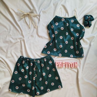 تاپ و شورتک ساتن سبز طرح بابونه