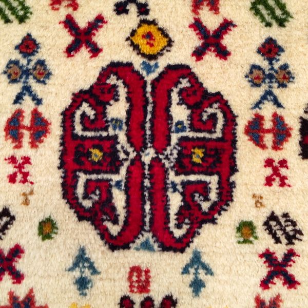 فرش دستباف زمینه کرم سایز زیر تلفنی چهل سانتیمتری (تمام پشم یلمه طرح قشقایی) کد 6237