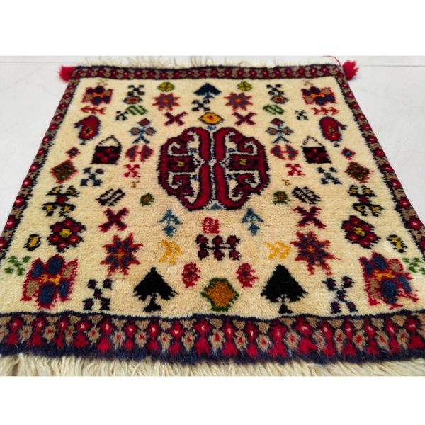 فرش دستباف زمینه کرم سایز زیر تلفنی چهل سانتیمتری (تمام پشم یلمه طرح قشقایی) کد 6237