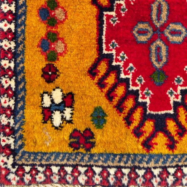 فرش دستباف زمینه زرد طلایی سایز زیرتلفنی چهل سانتیمتری (تمام پشم یلمه نقشه حوضی زمینه زرد طلایی) کد6236