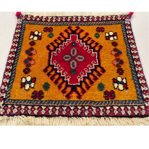 فرش دستباف زمینه زرد طلایی سایز زیرتلفنی چهل سانتیمتری (تمام پشم یلمه نقشه حوضی زمینه زرد طلایی) کد6236