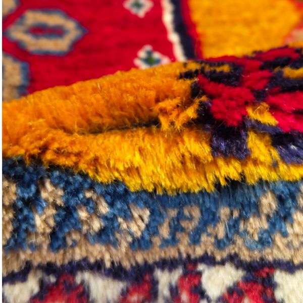 فرش دستباف زمینه زرد طلایی سایز زیرتلفنی چهل سانتیمتری (تمام پشم یلمه نقشه حوضی زمینه زرد طلایی) کد6236