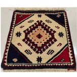 فرش دستباف زمینه کرم سایز زیر تلفنی چهل سانتیمتری (تمام پشم یلمه طرح حوضی) کد6235