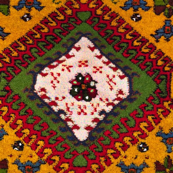 فرش دستباف زمینه زرد طلایی سایز زیرتلفنی چهل سانتیمتری (تمام پشم یلمه طرح تک حوض) کد6243