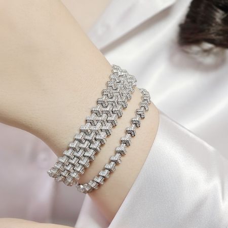 دستبند مدرن k33 دارای دو مدل کوچک و بزرگ