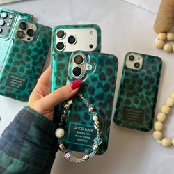 قاب طرح پلنگی همراه با بند سبز