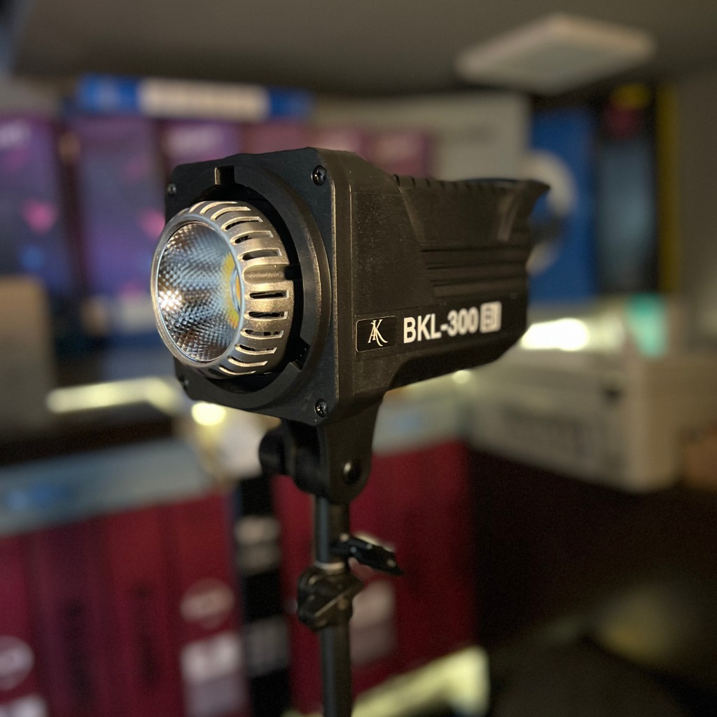ویدیو لایت حرفه ای توان  300 وات مدل  COB Video Light  BKL-300bi