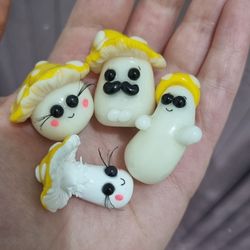 رو داشبوردی خانواده چهار نفره قارچ زرد