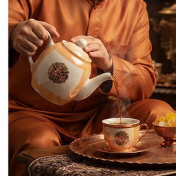 قوری چینی.دارای نوار طرحدار طلایی