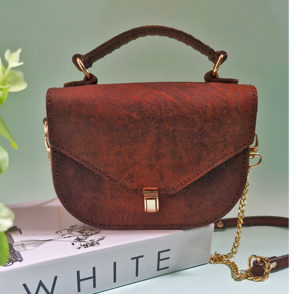 کیف دستی . دوشی چرم طبیعی هورس شتری زنونه داخل مخمل کارشد