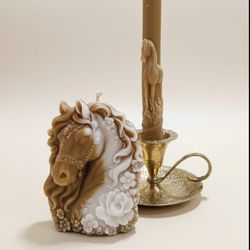 پک دو عددی یک شمع قلمی و شمع کتیبه اسب دستساز رنگ سفید و موکا