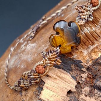 دستبند مبکرومکرمه گل چشم ببر و دانه رودراگشا