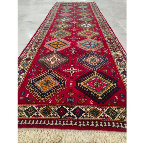 فرش دستباف ایرانی سایز کناره سه در یک متری ( تمام پشم یلمه زمینه لاکی نقشه قابی) کد 6195