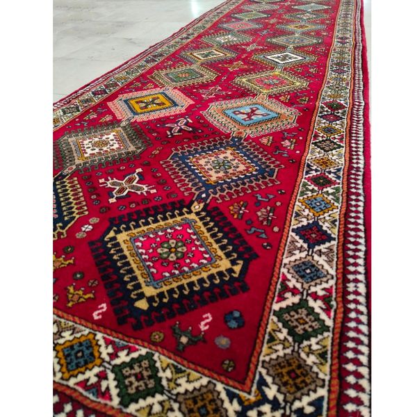 فرش دستباف ایرانی سایز کناره سه در یک متری ( تمام پشم یلمه زمینه لاکی نقشه قابی) کد 6195