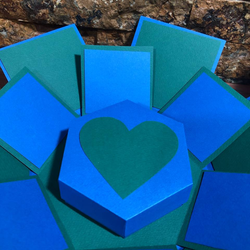 جعبه هدیه سوپرایز جادویی دورنگ آبی و سبز