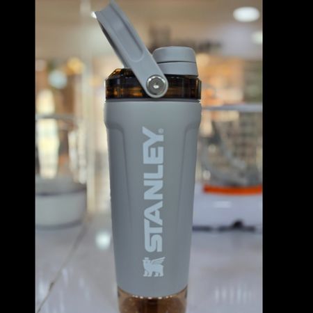 شیکر استنلی 590 میلی لیتر مخزن دار مدل Activate Shaker Bottle