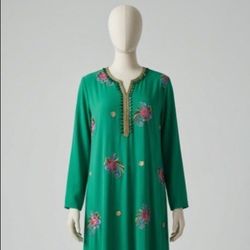 ماکسی بلند زنانه سبز با گلدوزی گل و زرق‌ طرح خاص و شیک