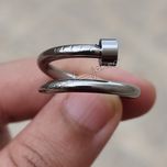 انگشتر طرح میخ نقره ای
