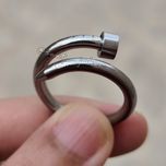 انگشتر طرح میخ نقره ای