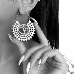 گوشواره برنجی مدل اُم (OM)