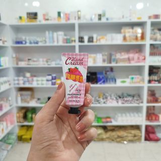 کرم دست کیک توت فرنگی بیوآکوا