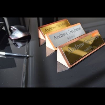 استند اسم رو میزی دفتر کار مدل sm101