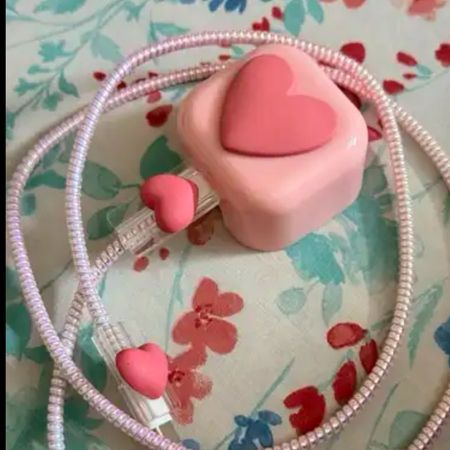 محافظ شارژر قلبی سه‌بعدی صورتی (مدل UK)