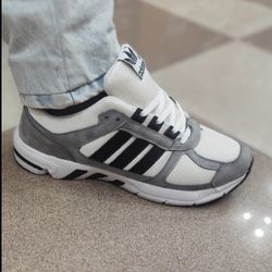 آدیداس اکومنت در دو رنگ مشکی و طوسی سفید