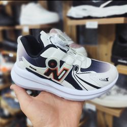 کفش بچه گانه نیوبالانس دیسکی در دو رنگ طوسی بنفش و سفید سورمه ای