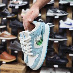 کتونی بچه گانه نایک دراگون پوست ماری در دو رنگ سفید مشکی و سفید آبی