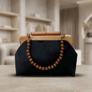کیف زنانه دهانه چوبی مخمل مشکی دستدوز