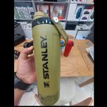 شیکر استنلی 590 میلی‌لیتری با بدنه‌ی استیل ضدزنگ؛ ترکیبی از اصالت برند آمریکایی Stanley و طراحی مینیمال.