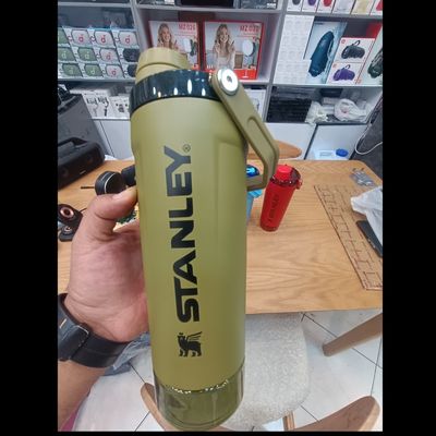 شیکر استنلی 590 میلی‌لیتری با بدنه‌ی استیل ضدزنگ؛ ترکیبی از اصالت برند آمریکایی Stanley و طراحی مینیمال.
