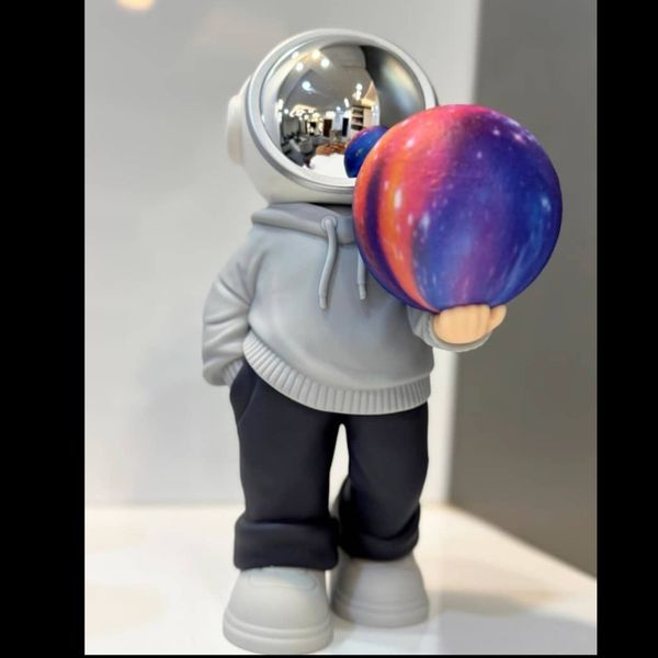 اسپیکر ایستاده کره به دست